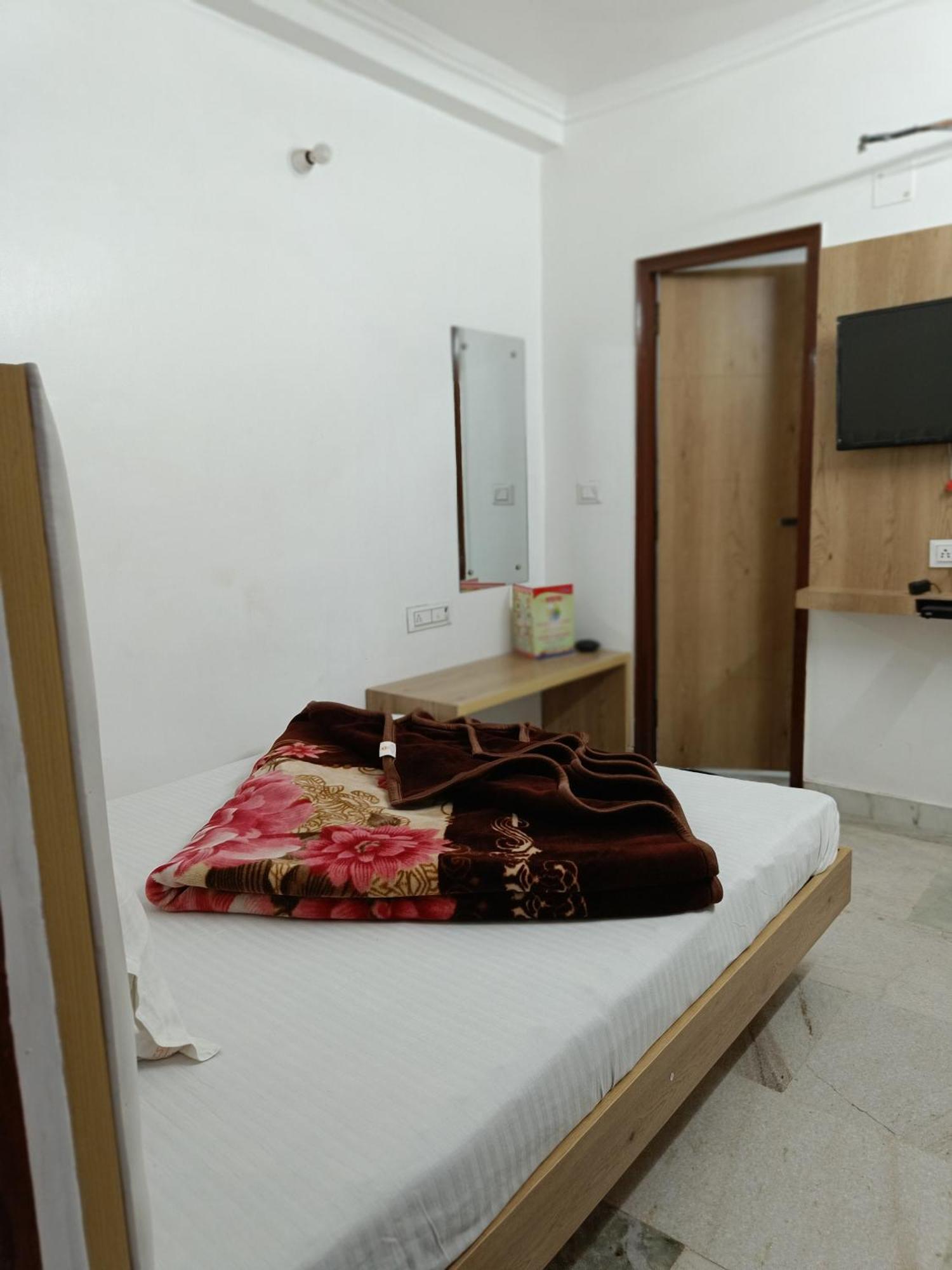 Family Shree Sai Dham Hotel New Delhi