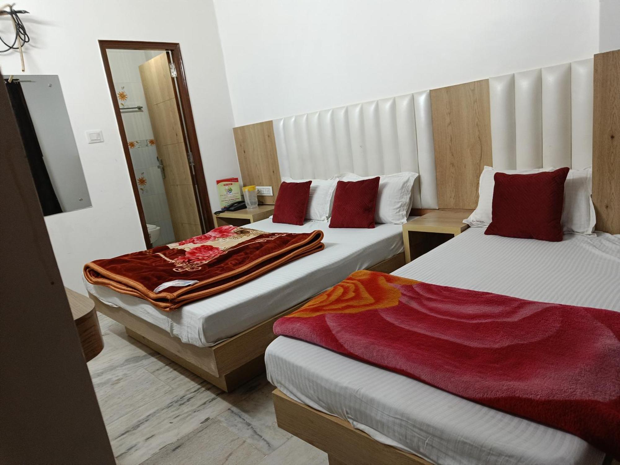 Family Shree Sai Dham Hotel New Delhi